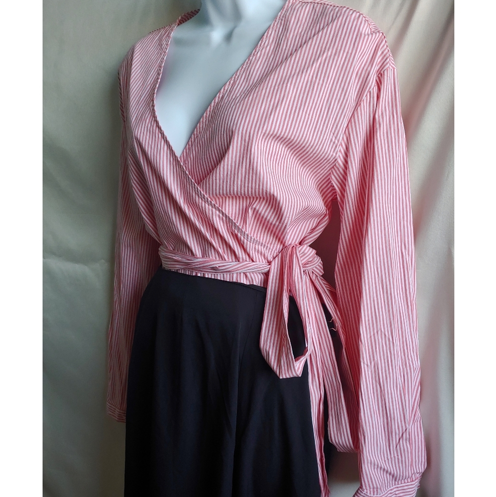 SOLD - 💥 3/$20 Wrap blouse NWOT - Picture 4 of 4